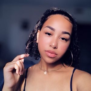 Meet your Posher, Nia